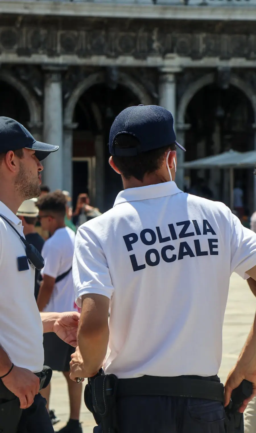 Prato, controlli straordinari della Polizia: identificate 170 persone