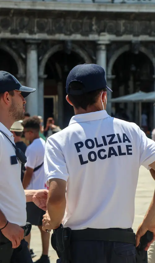 Prato, controlli straordinari della Polizia: identificate 170 persone