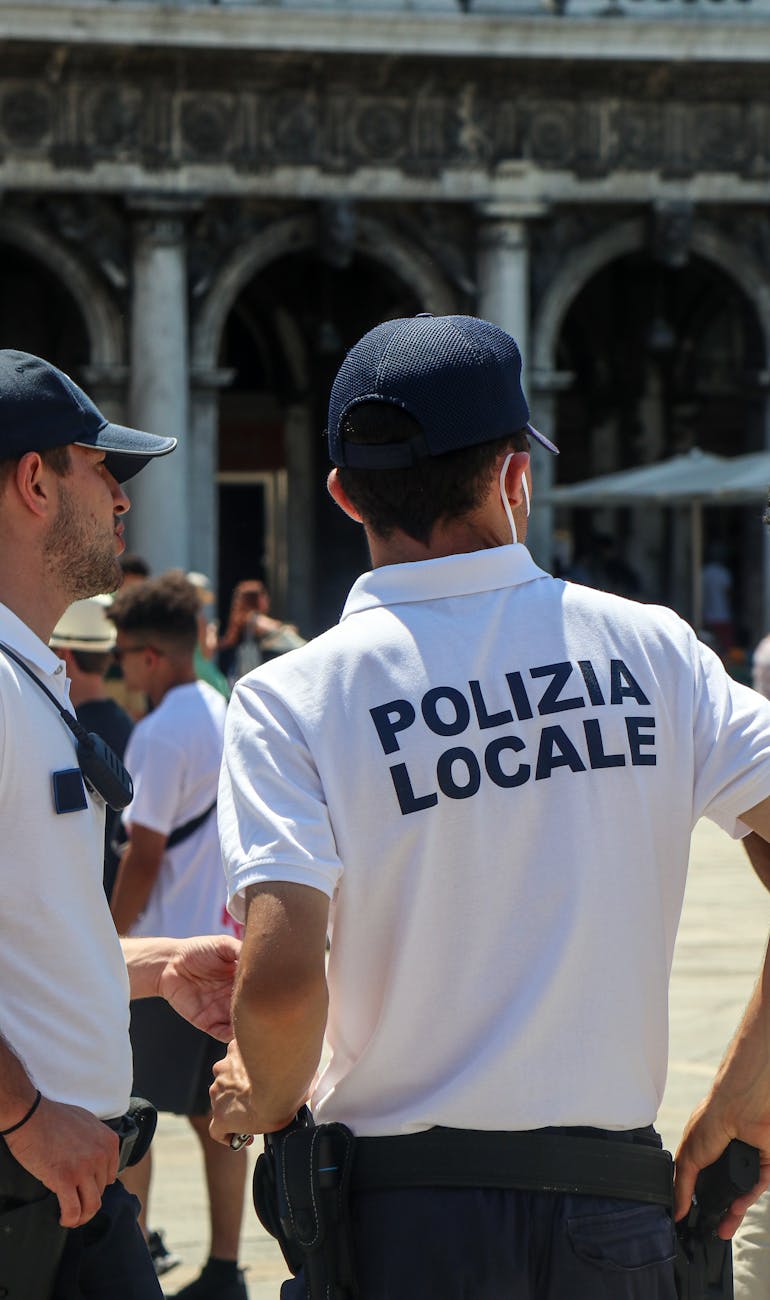 Prato, controlli straordinari della Polizia: identificate 170 persone