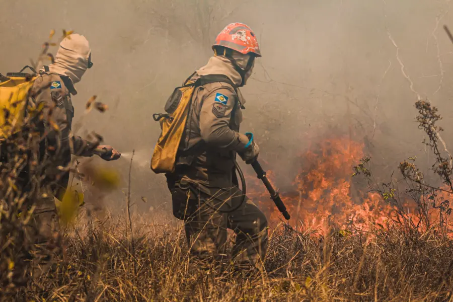 Incendio al Macrolotto 2 di Prato, ARPAT monitora il fumo