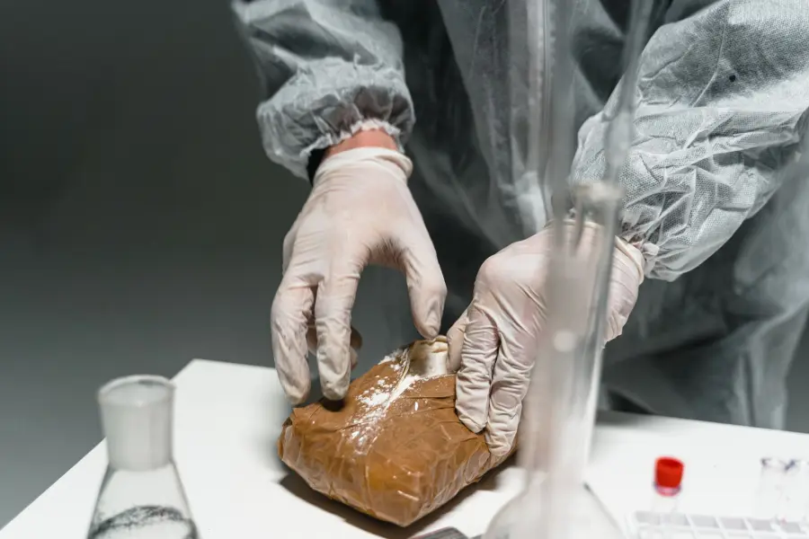 Prato, sequestrati 200 grammi di hashish: arrestato 28enne