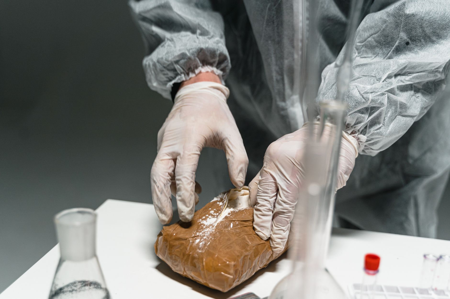Prato, sequestrati 200 grammi di hashish: arrestato 28enne